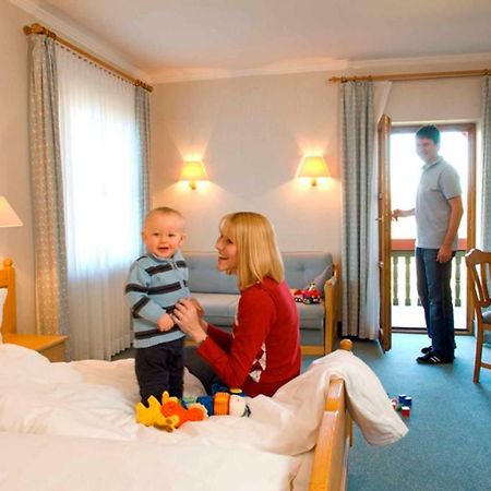 Goldener Hirsch Hotel Burgthann Bagian luar foto