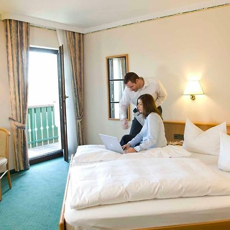 Goldener Hirsch Hotel Burgthann Bagian luar foto