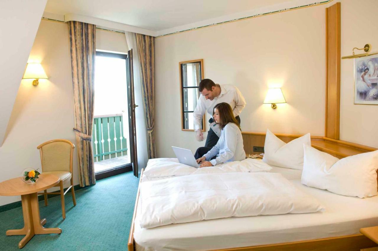 Goldener Hirsch Hotel Burgthann Bagian luar foto